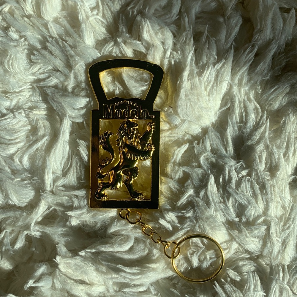 New Modelo Lion gold-toned Metal Bottle Opener Key Chain Cerveza beer keychain - Picture 2 of 3